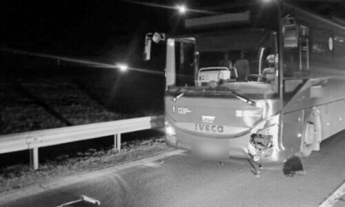 Tragická nehoda v Turanoch, autobus zrazil 24-ročnú chodkyňu – FOTO
