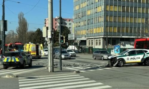 Policajné vozidlo sa zrazilo so Škodou. Vodička skončila v nemocnici, na vine bol policajt – FOTO