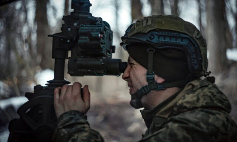 Po celej Ukrajine zneli sirény, výbuchy hlásili aj zo západu. Rusko útočilo raketami a dronmi súčasne
