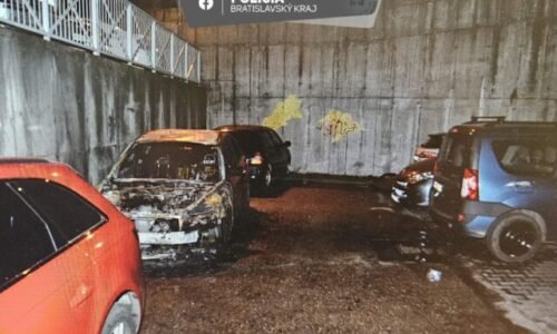 Policajti zasahovali pri požiari áut na Tománkovej ulici, okolnosti sú predmetom vyšetrovania