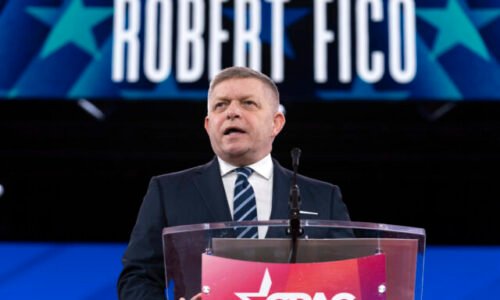Ficova vláda to dotiahne až do konca a nezmenia to ani protesty, ukázal prieskum