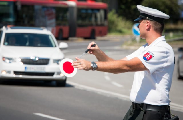 Kuriózny prípad dopravného policajta v Humennom. Mal vyrábať a podpisovať zápisnice za poškodeného aj podozrivého