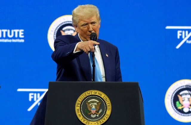 346665_trump_86555-640x420.jpg Trump hrozí zvýšením ciel na kanadskú oceľ a hliník na 50 percent a zničením kanadských automobiliek