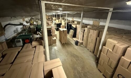 Finančná správa odhalila ďalšiu nelegálnu výrobňu cigariet, reakciou boli dve bombové vyhrážky – FOTO