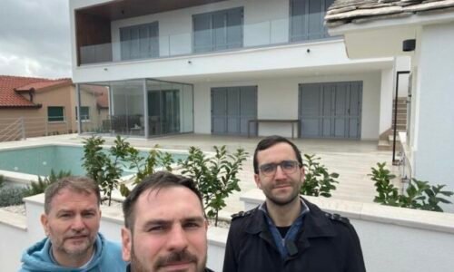 Matovič tvrdí, že našiel Ficovu vilu v Chorvátsku. Napísaná je na biele kone – VIDEO, FOTO
