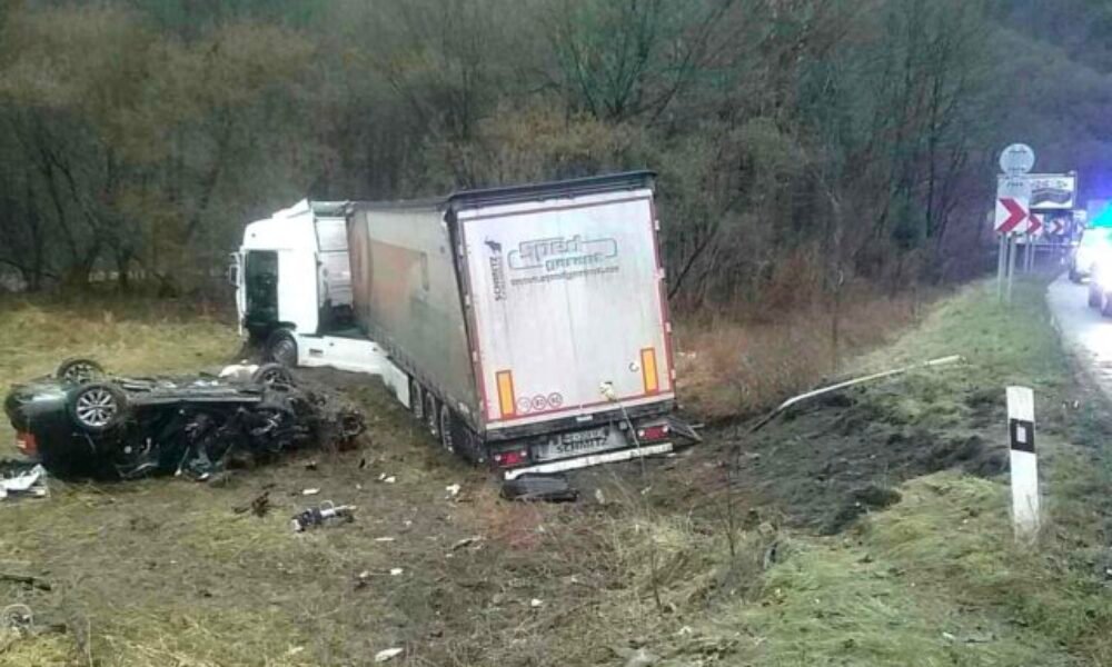 Čelná zrážka kamiónu s autom pod Strečnom si vyžiadala ľudský život – FOTO