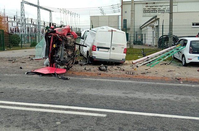 352910_nehoda-myjava2.jpg Vozidlo začalo po náraze horieť, tragickú dopravnú nehodu v Myjave neprežil 84-ročný vodič – FOTO