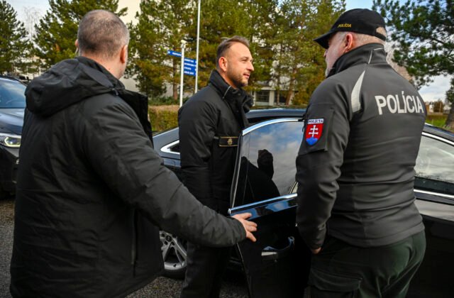 354175_67653da1a5c55761683448-640x420.jpg Šutaj Eštok ohlásil nové policajné košele za vyše 20 miliónov eur, materiál aj firmu sprevádzajú pochybnosti