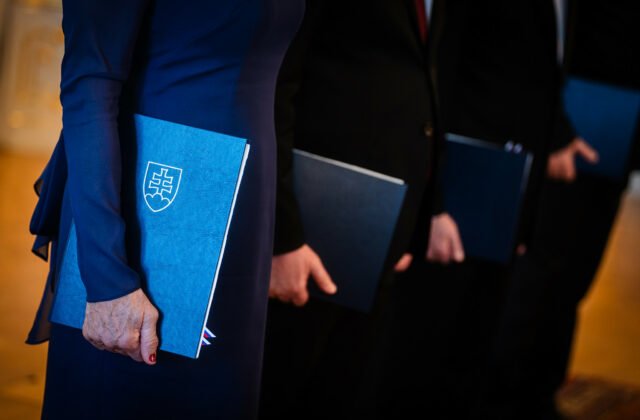 354695_67d975e723fde246858568-640x420.jpg Prezident Pellegrini odovzdal poverovacie listiny štyrom dezignovaným veľvyslancom SR – FOTO, VIDEO