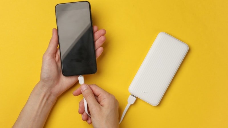 Aerolinky omezují powerbanky na palubě: Jak je bezpečně převážet a kde už si nedobijete? Aerolinky omezují powerbanky na palubě: Jak je bezpečně převážet a kde už si nedobijete?