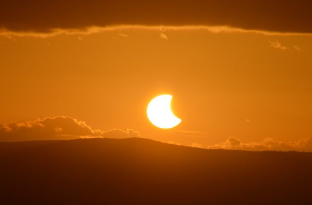 Zatmenie Slnka bude na Slovensku pozorovateľné už o pár dní, astronómovia priblížili okolnosti
