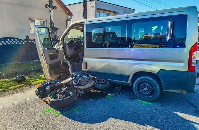 358603_nehoda-vojcice2.jpg Motocyklista sa vo Vojčiciach zrazil s motorovým vozidlom, zasahovať museli leteckí záchranári