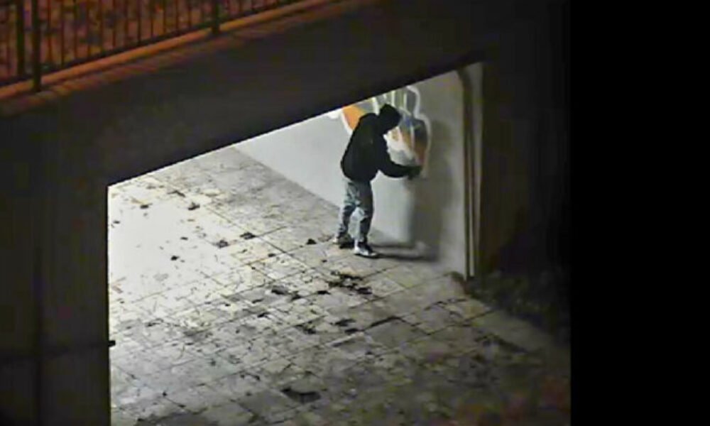 365199_486258398_1635930743696704_8330286167477610589_n-640x420.jpg Sprejer poškodil stenu podchodu v Prešove, polícia žiada o pomoc pri stotožnení páchateľa – FOTO