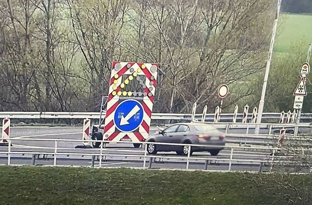 367034_polciia-berg2.jpg Vodiči prichádzajúci z Rakúska cez priechod Berg nemôžu schádzať na dialnicu D2, upozorňujú policajti – FOTO