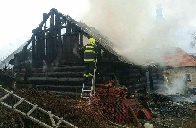 369057_poziar-kez-drev2.jpg Drevenicu v Slovenskej Vsi zachvátil požiar, zasahujú profesionálni i dobrovoľní hasiči – FOTO