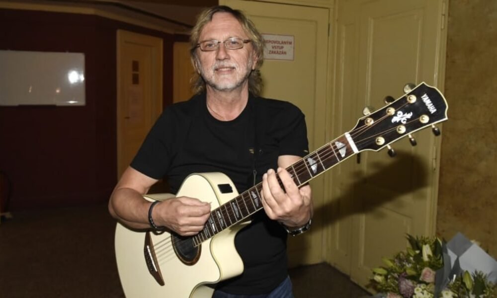 Zpěvák Janda kritizuje české herce za účast na demonstracích proti Ficovi. Polívkovi se divím