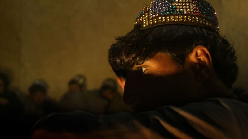 Chlapce převlékají do ženských šatů a zneužívají. Hrůzná tradice v Afghánistánu přetrvává