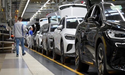 Volkswagen vďačí za miliardové zisky aj Bratislave. Katastrofa sa nekoná, ale hrozí, že ju spustí Trump Volkswagen vďačí za miliardové zisky aj Bratislave. Katastrofa sa nekoná, ale hrozí, že ju spustí Trump