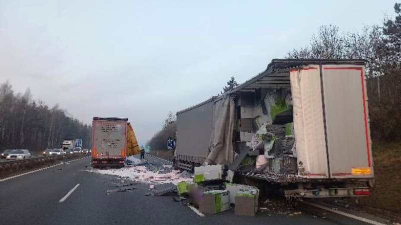 Nehoda kamionů uzavřela D5 před Berounem ve směru na Plzeň. Na vozovce je rozsypaný náklad Nehoda kamionů uzavřela D5 před Berounem ve směru na Plzeň. Na vozovce je rozsypaný náklad
