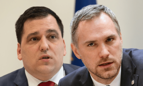 Zdechovský označil Hřiba za idiota, který ví kulové. Šéf Pirátů mu připomněl „pořádnou bídu“