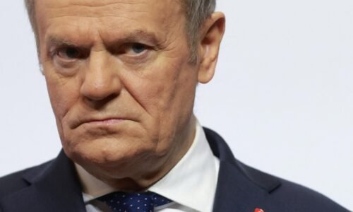 Poľsko začalo deportovať migrantov podozrivých zo zločinov, oznámil premiér Tusk
