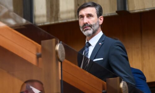 Indická firma investuje do výroby batérií na Slovensku. Strategická investícia aj pre Úniu, vraví Blanár