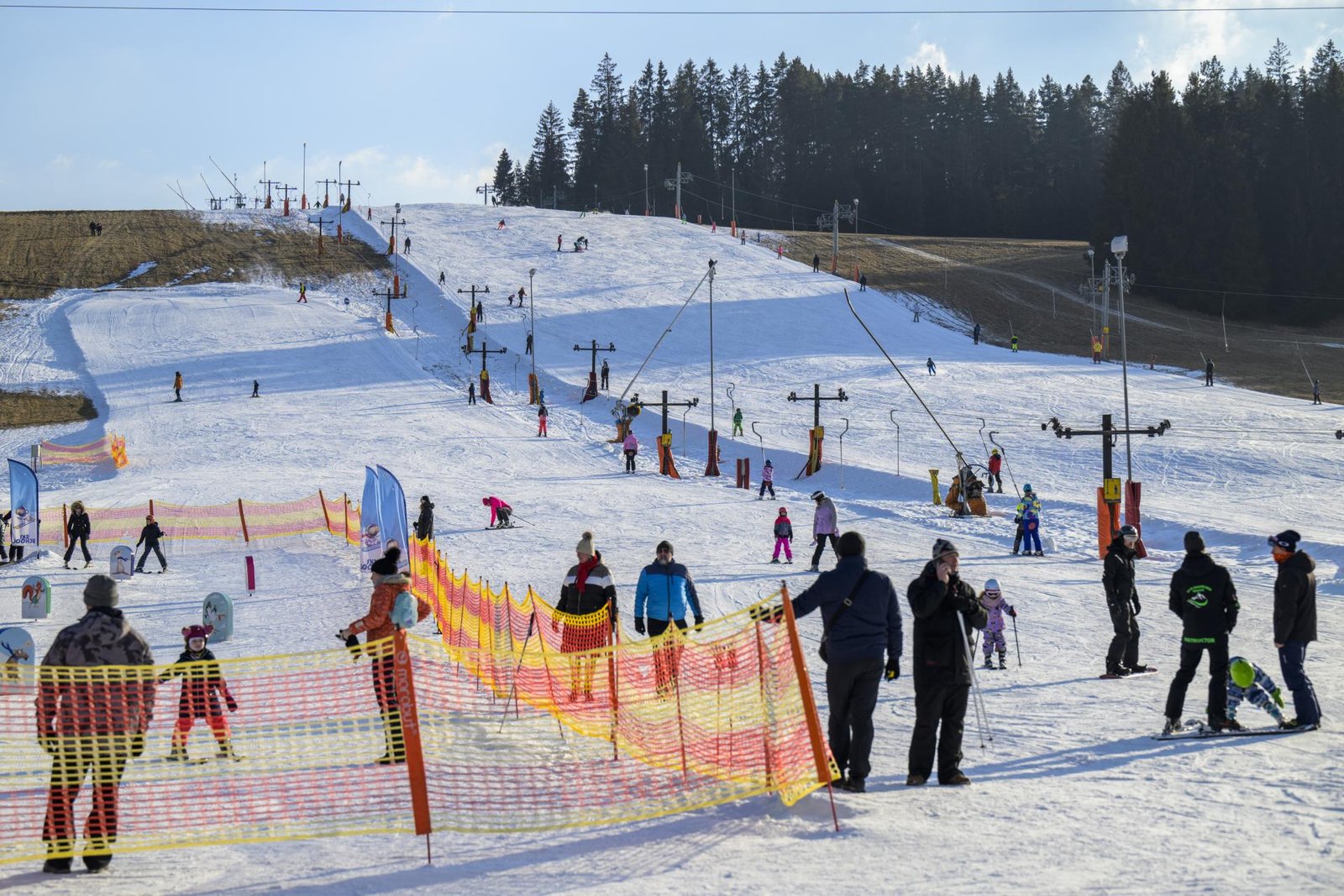 Snežné delá už vypol každý tretí. Problémy hlásia najmä menší hráči, v jednom po 25 rokoch ani nezačali