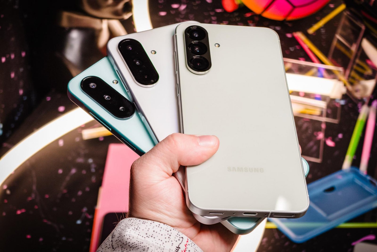 Samsung odhalil novinky, ktoré sa budú predávať ako teplé rožky. Galaxy A56, A36 a A26 získali vynovený dizajn Samsung odhalil novinky, ktoré sa budú predávať ako teplé rožky. Galaxy A56, A36 a A26 získali vynovený dizajn