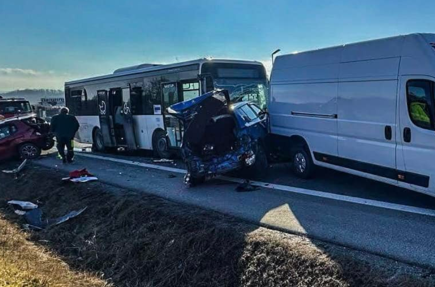 Pri Košiciach sa zrazil autobus s viacerými autami, cesta je neprejazdná. Zranilo sa osem ľudí Pri Košiciach sa zrazil autobus s viacerými autami, cesta je neprejazdná. Zranilo sa osem ľudí