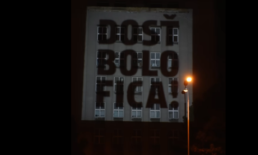 „Dosť bolo Fica.“ Matovič nasvietil budovu ministerstva vnútra, jeho počin bude mať dohru