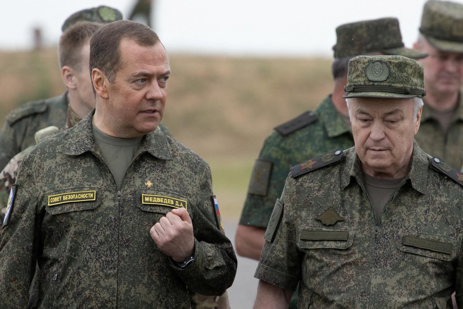 Medvedev varuje pred vojnou s NATO, ak budú na Ukrajinu vyslané mierové jednotky Medvedev varuje pred vojnou s NATO, ak budú na Ukrajinu vyslané mierové jednotky