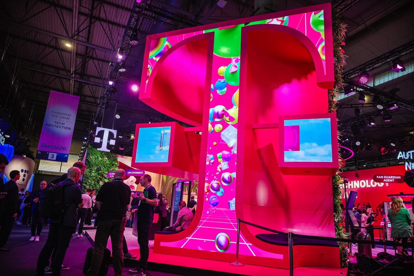 Telekom chystá svojho asistenta a pomáha v krízových situáciách. Na MWC ukázal snahu byť európskym AI lídrom Telekom chystá svojho asistenta a pomáha v krízových situáciách. Na MWC ukázal snahu byť európskym AI lídrom