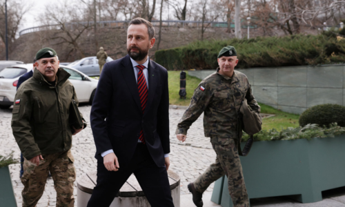 Poľsko musí byť pripravené na každý scenár. Budú prúdiť peniaze, vyhlásil minister obrany