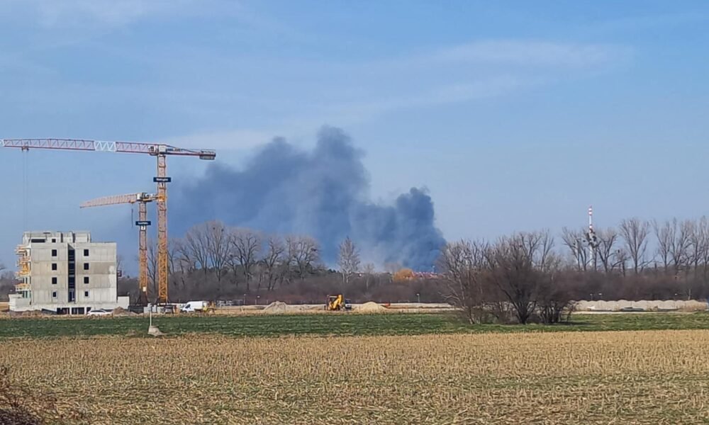 Hasiči zasahujú pri požiari haly v Devínskej Novej Vsi, zranených neevidujú