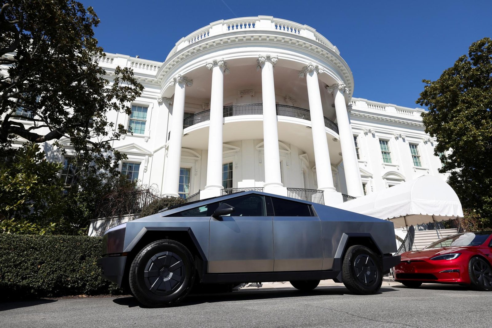 Ďalšia rana pre Teslu: Takmer všetky elektromobily Cybertruck sa v USA musia podrobiť prehliadke Ďalšia rana pre Teslu: Takmer všetky elektromobily Cybertruck sa v USA musia podrobiť prehliadke