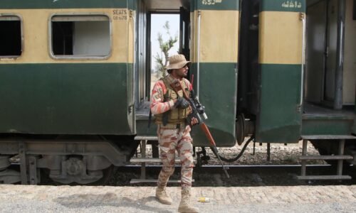 V Pakistane oslobodili 300 rukojemníkov z prepadnutého vlaku, zásah proti ozbrojencom pokračuje