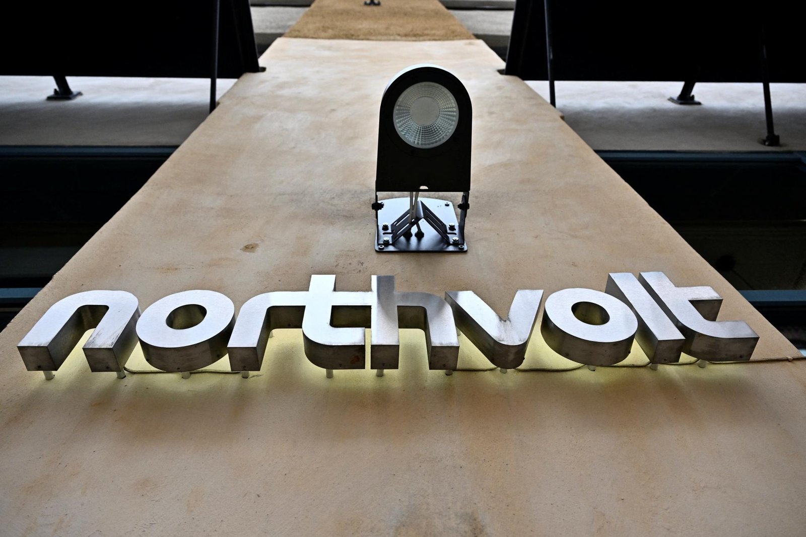Skrachovaný Northvolt bude pokračovať v obmedzenej prevádzke, zachová 1700 miest Skrachovaný Northvolt bude pokračovať v obmedzenej prevádzke, zachová 1700 miest