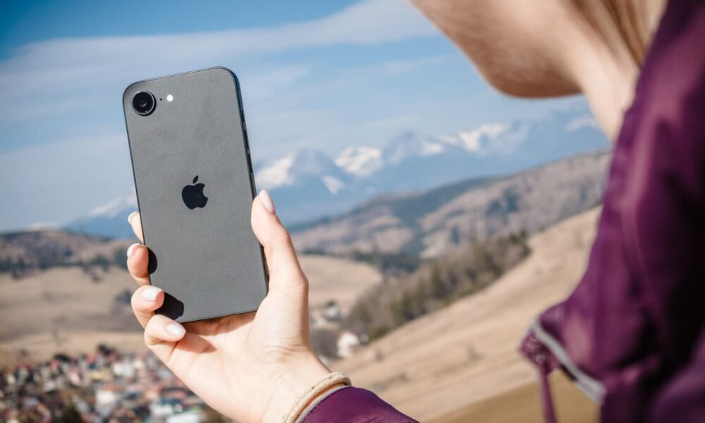 Apple to s jeho cenou prehnal, a je to veľká škoda. Vyskúšali sme nový iPhone 16e a toto je náš názor