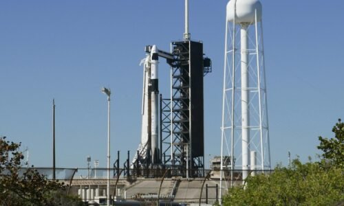 Kozmická loď Crew Dragon doletela k ISS; vymení astronautov, ktorí tam uviazli