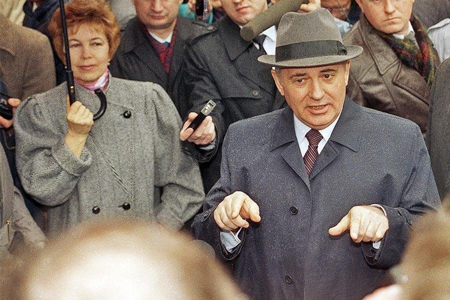 Svet ho oslavoval, doma ho preklínali. Gorbačov pôsobil ako zjavenie, pokúšal sa však opraviť neopraviteľné Svet ho oslavoval, doma ho preklínali. Gorbačov pôsobil ako zjavenie, pokúšal sa však opraviť neopraviteľné