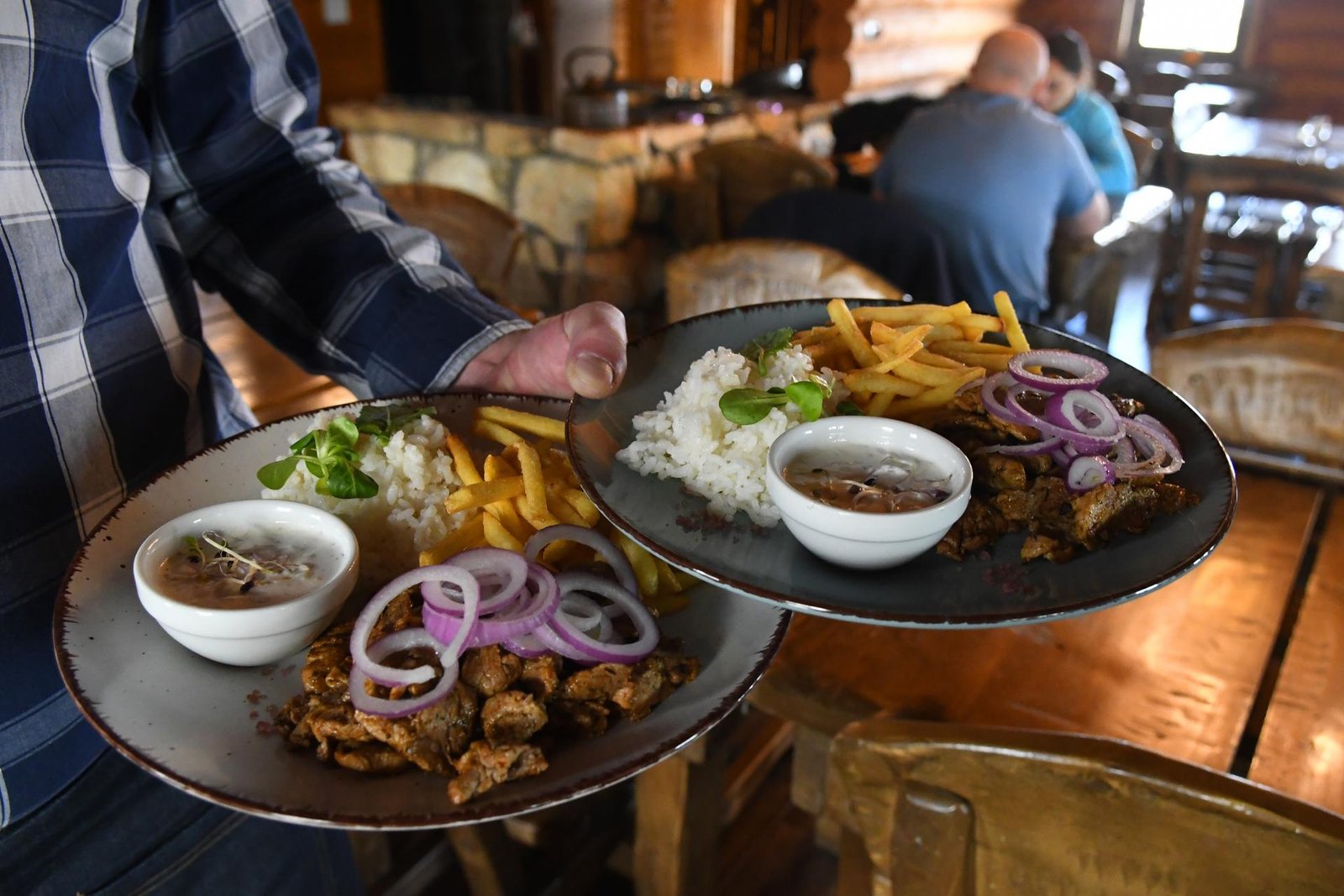 Dankovo opatrenie prebíjajú nové dane. Za obedné menu míňame o desiatky centov viac Dankovo opatrenie prebíjajú nové dane. Za obedné menu míňame o desiatky centov viac