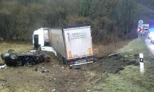 Polícia obvinila vodiča kamiónu, ktorý v sobotu spôsobil smrteľnú nehodu pod Strečnom. Mal vypité