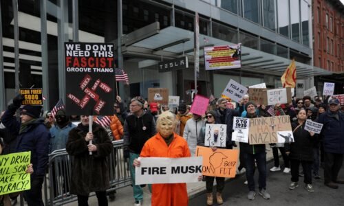 Trump tvrdí, že protesty namierené proti Tesle platí ľavica