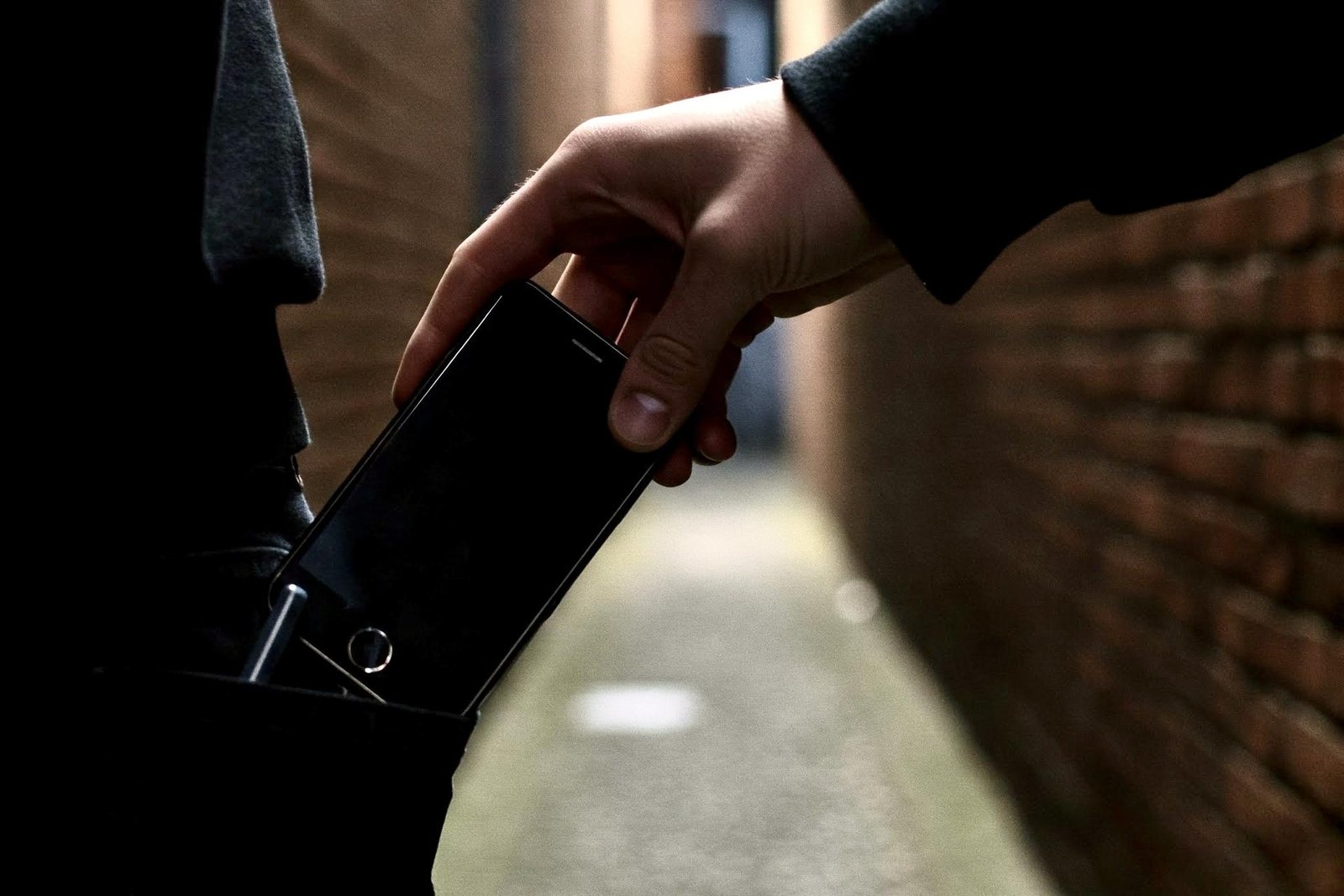 Zlodej mobilu sa prepočítal. Kvôli vidine rýchleho zárobku na seba ušil vlastnú pascu Zlodej mobilu sa prepočítal. Kvôli vidine rýchleho zárobku na seba ušil vlastnú pascu