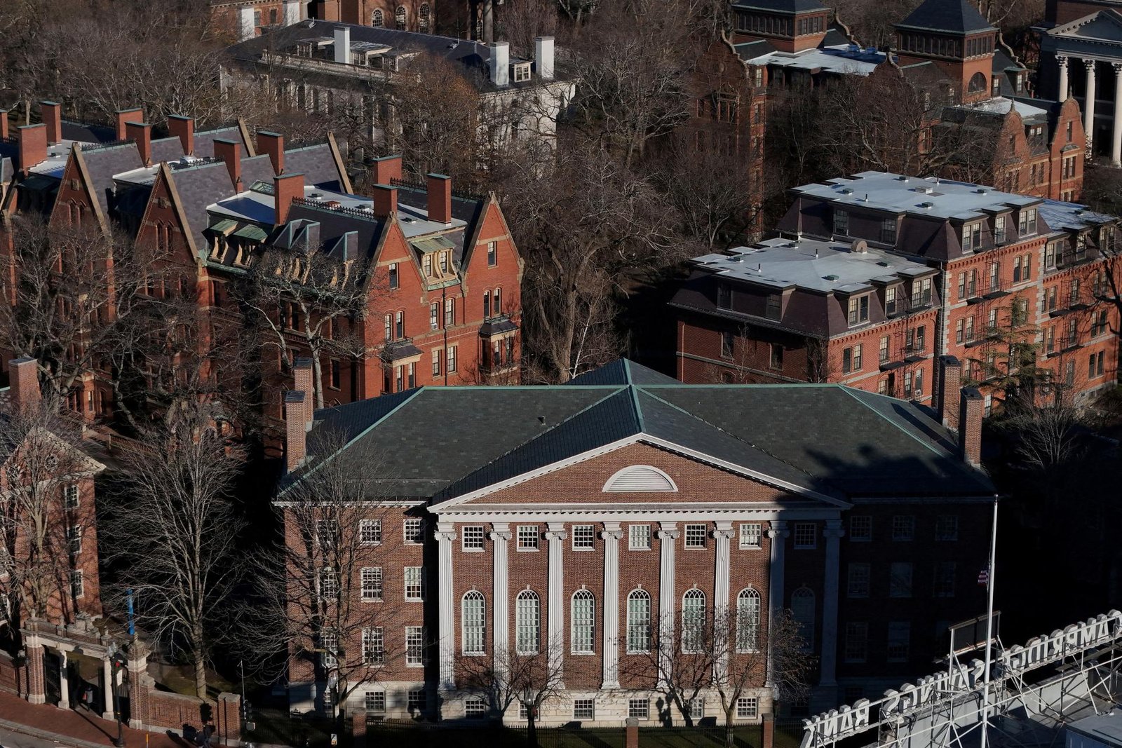 Trumpova vláda preveruje zmluvy s Harvardovou univerzitou a jej určené granty Trumpova vláda preveruje zmluvy s Harvardovou univerzitou a jej určené granty