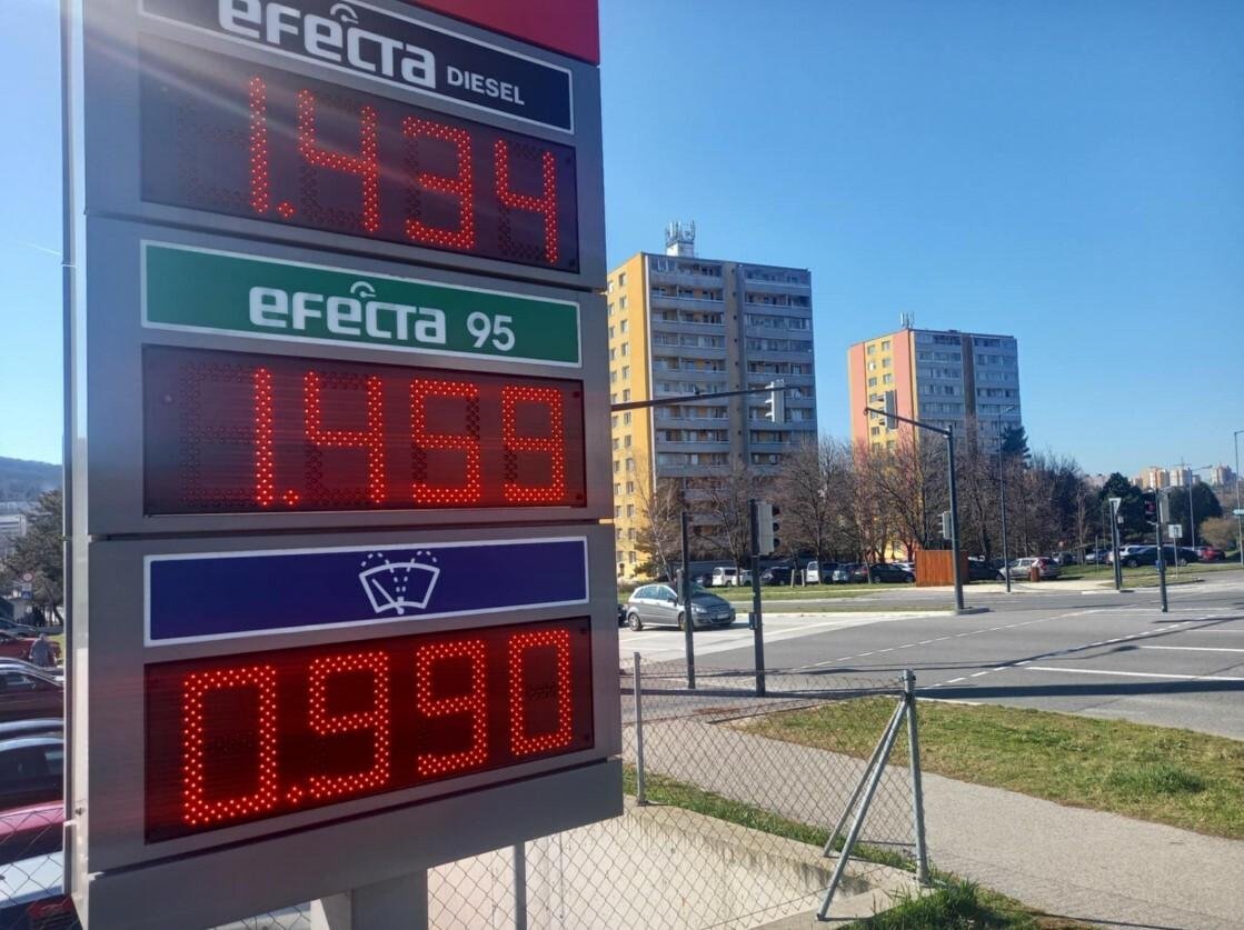 Po prvom kole zlacňovania majú Slováci aj ďalšie. No stojíme pred zmenou, jedno z palív začne meniť svoj kurz