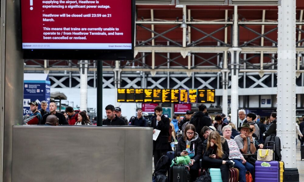 Najväčšie anglické letisko zruší viac ako tisíc letov. Dopad požiaru rozvodne sa odzrkadlí aj v ďalších dňoch