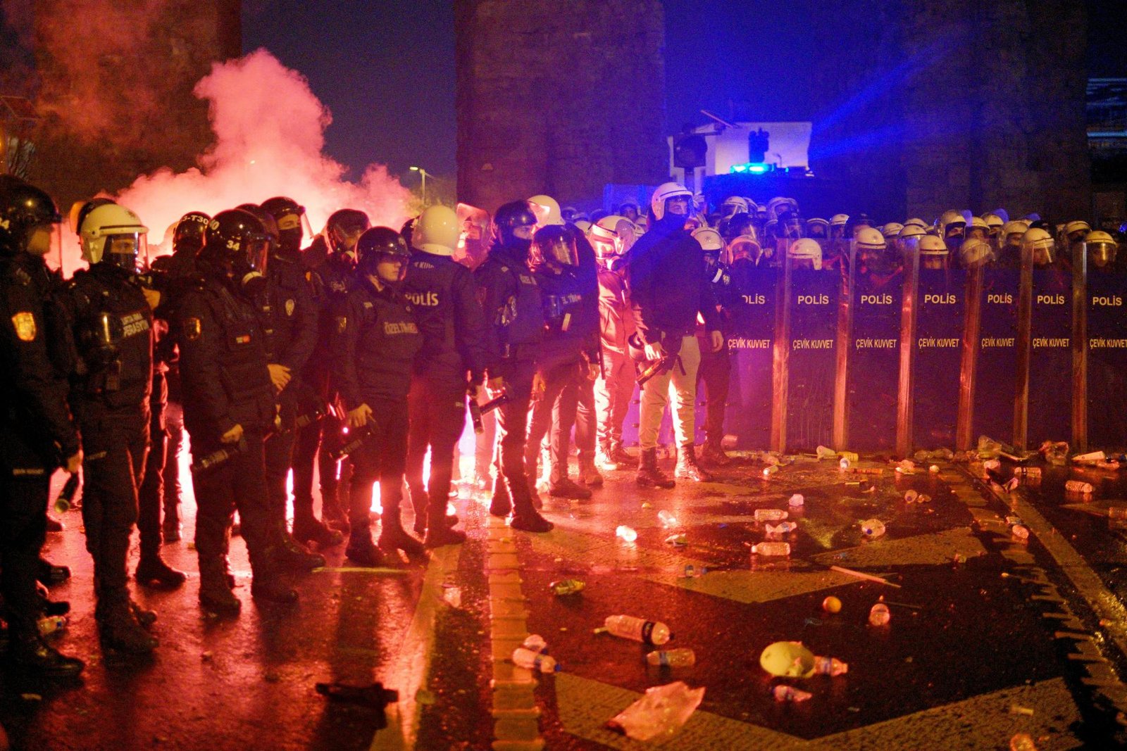 Počas protestov v Turecku zadržali stovky ľudí. Chaos a provokácia nebudú tolerované, odkazuje minister vnútra Počas protestov v Turecku zadržali stovky ľudí. Chaos a provokácia nebudú tolerované, odkazuje minister vnútra