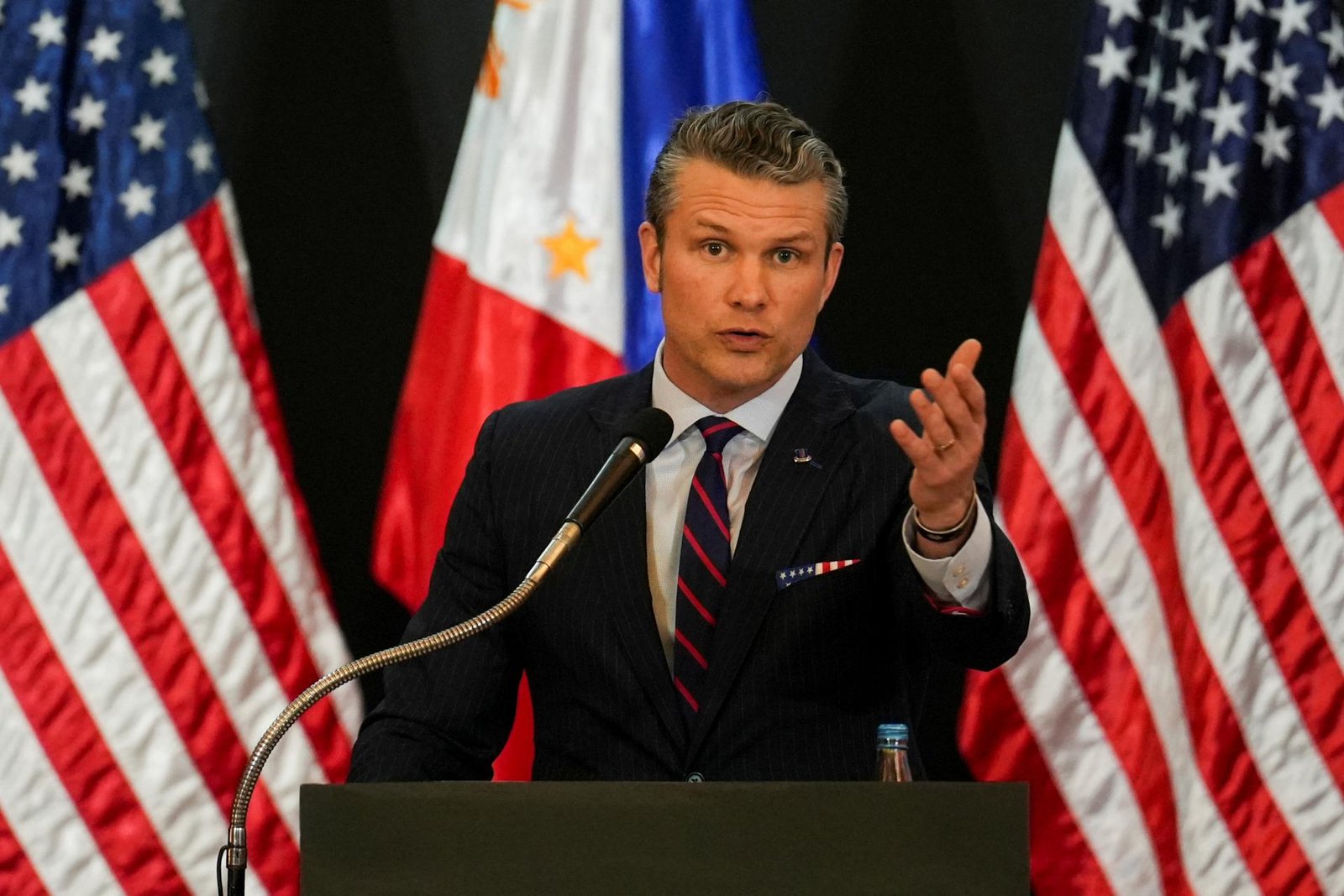 Americký minister obrany Hegseth údajne bral manželku na stretnutia so zahraničnými predstaviteľmi