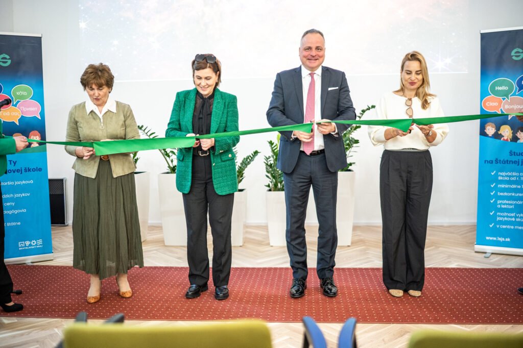 Jazyková škola Palisády otvorila zrekonštruovanú čitáreň. Nový priestor vznikol s podporou Bratislavského kraja Jazyková škola Palisády otvorila zrekonštruovanú čitáreň. Nový priestor vznikol s podporou Bratislavského kraja